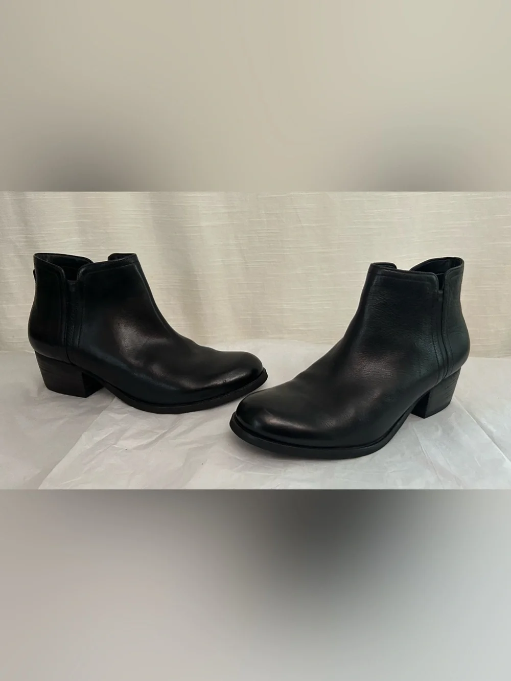 Clarks Women's Classic Black‎ Leather Ankle Chelsea Boots